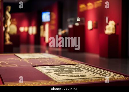 Xanten, Allemagne. 1er octobre 2024. Une mosaïque de calcaire du IVe siècle après JC fait partie de l'exposition spéciale ''Augusta Emerita' - la métropole de Rome en Espagne' qui peut être vue au Musée romain de Xanten du 3.10.2024 au 12.1,2025. Il s'agit d'une exposition conjointe du parc archéologique de Xanten avec plus de 200 objets prêtés par le Musée romain de Mérida, en Espagne. Crédit : Christoph Reichwein/dpa/Alamy Live News Banque D'Images