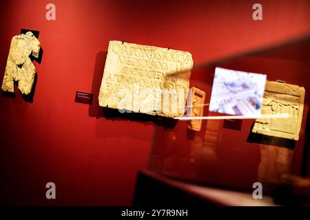 Xanten, Allemagne. 1er octobre 2024. Les inscriptions funéraires en marbre d'un ophtalmologue du premier siècle après JC font partie de l'exposition spéciale ''Augusta Emerita' - la métropole de Rome en Espagne' qui peut être vue au Musée romain de Xanten de 3.10.2024 à 12.1,2025. Il s'agit d'une exposition conjointe du parc archéologique de Xanten avec plus de 200 objets prêtés par le Musée romain de Mérida, en Espagne. Crédit : Christoph Reichwein/dpa/Alamy Live News Banque D'Images