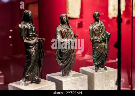 Xanten, Allemagne. 1er octobre 2024. Diverses statuettes en bronze du premier siècle après JC font partie de l'exposition spéciale ''Augusta Emerita' - la métropole de Rome en Espagne', qui peut être vue au Musée romain de Xanten de 3.10.2024 à 12.1,2025. Il s'agit d'une exposition conjointe du parc archéologique de Xanten avec plus de 200 objets prêtés par le Musée romain de Mérida, en Espagne. Crédit : Christoph Reichwein/dpa/Alamy Live News Banque D'Images