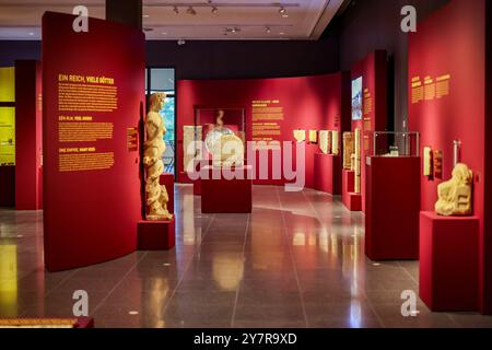 Xanten, Allemagne. 1er octobre 2024. Diverses expositions peuvent être vues dans l'exposition spéciale ''Augusta Emerita' - la métropole de Rome en Espagne', qui peut être vu au Musée romain de Xanten de 3.10.2024 à 12.1,2025. Il s'agit d'une exposition conjointe du parc archéologique de Xanten avec plus de 200 objets prêtés par le Musée romain de Mérida, en Espagne. Crédit : Christoph Reichwein/dpa/Alamy Live News Banque D'Images