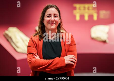 Xanten, Allemagne. 1er octobre 2024. Maria Carmen D'Onza est commissaire de l'exposition spéciale ''Augusta Emerita' - la métropole de Rome en Espagne' qui peut être vue au Musée romain de Xanten du 3.10.2024 au 12.1,2025. Il s'agit d'une exposition conjointe du parc archéologique de Xanten avec plus de 200 objets prêtés par le Musée romain de Mérida, en Espagne. Crédit : Christoph Reichwein/dpa/Alamy Live News Banque D'Images