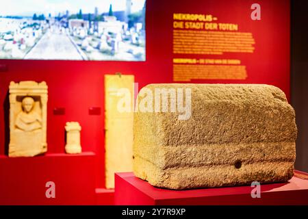 Xanten, Allemagne. 1er octobre 2024. Un bloc de pierre tombale en granit du IIe siècle après JC fait partie de l'exposition spéciale ''Augusta Emerita' - la métropole de Rome en Espagne' qui peut être vue au Musée romain de Xanten du 3.10.2024 au 12.1,2025. Il s'agit d'une exposition conjointe du parc archéologique de Xanten avec plus de 200 objets prêtés par le Musée romain de Mérida, en Espagne. Crédit : Christoph Reichwein/dpa/Alamy Live News Banque D'Images