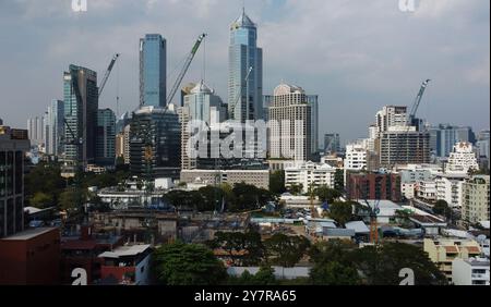 Bangkok, Thaïlande - 21 janvier 2024 : vue aérienne des nouveaux bâtiments en construction dans le quartier central. Banque D'Images