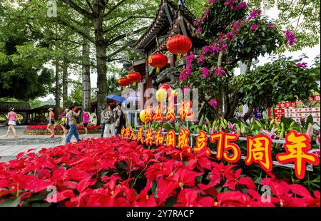 Pékin, province chinoise du Fujian. 1er octobre 2024. Les gens visitent un parc à Fuzhou, dans la province du Fujian du sud-est de la Chine, Oct. 1, 2024. Le 75e anniversaire de la fondation de la République populaire de Chine a été célébré mardi de diverses façons à travers le pays. Crédit : Wei Peiquan/Xinhua/Alamy Live News Banque D'Images