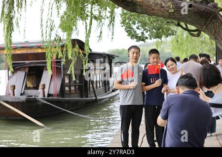 Pékin, province chinoise du Zhejiang. 1er octobre 2024. Les gens prennent part à un événement thématique sur le site pittoresque de Nanhu dans la ville de Jiaxing, dans la province du Zhejiang de l'est de la Chine, Oct. 1, 2024. Le 75e anniversaire de la fondation de la République populaire de Chine a été célébré mardi de diverses façons à travers le pays. Crédit : Jin Peng/Xinhua/Alamy Live News Banque D'Images