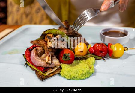 Carré d'agneau avec purée verte dans un restaurant. Banque D'Images