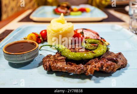 Entrecote de bœuf avec purée de pommes de terre dans un restaurant. Banque D'Images