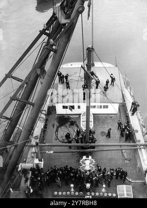 HMS Worcester un navire d'entraînement à Greenhithe , Kent , pour le Thames Nautical Training College , vu du gréement lors de l'installation du nouveau mât . Circa 1936 Banque D'Images