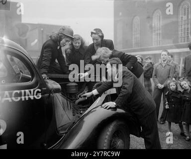 LES PILOTES DE COURSE DE STOCK-CARS RENCONTRENT 14.2,54. Malgré l'opposition du Royal automobile Club - l'organe directeur du sport automobile dans ce pays - les courses de voitures pare-chocs arrivent à Londres. Les pilotes avec leur voiture se sont rencontrés aujourd'hui à l'hôtel de ville de New Hammersmith pour discuter d'un programme qui aura lieu au New Cross Stadium le vendredi Saint. La course de voitures tamponneuses se compose d'environ six voitures sur une piste étroite qui se rencontrent dans un acte « boomps-Daisy » dans les virages. Une préoccupation de promotion sportive de millions de livres soutient l'entreprise. Ses directeurs comprennent plusieurs noms célèbres dans le sport, dont certains sont également des officiels de la R. Banque D'Images