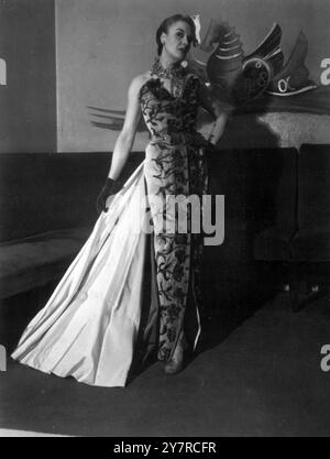 DÉFILÉ DE MODE SCHIAPARELLI AU CIRO'S CLUBMme Schiaparelli, la célèbre couterière, a présenté ce soir ses dernières créations dans un spectacle au célèbre club londonien, Ciro's.. Photos : Une charmante robe de soirée brodée en satin Mauve et velours. 5 décembre 1950 Banque D'Images