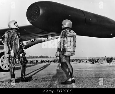 LES PILOTES D'ESSAI ADOPTENT DES COMBINAISONS « HOMME DE L'ESPACE » 12.2.54 les pilotes d'essai qui pilotent l'avion de chasse le plus lourdement armé d'Amérique, le Northrop F-89-d Scorpion, ont adopté un look « Spaceben » pour les vols à bord de l'avion bi-réacteur Husky. INP PHOTO SHOWS - test Pilot Rod Close (à gauche) et le radar Kenneth Hackney sont montrés dans leurs nouvelles combinaisons de pression à haute altitude T-1 de l'armée de l'air alors qu'ils se trouvent sous l'un des lance-roquettes sur l'extrémité de l'aile du F-89-D. 1/MB/74512 nouvelles internationales photos Banque D'Images