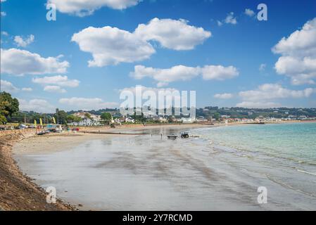 Marée haute à la plage de St Aubin sur l'île de Jersey Banque D'Images