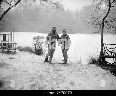 LIT DANS LA GLACE. Chaque dimanche, un groupe de passionnés portant leurs combinaisons d'exposition plongent dans les eaux glacées de Laughing Water Creek, Dartford, Kent. Mais aujourd'hui, avant de pouvoir profiter de leur baignade, ils ont dû briser la glace épaisse. PHOTOS I.N.P. Mlle Pauline M. Ady, 24 ans, de Teddington, va nager dans un appareil Banque D'Images