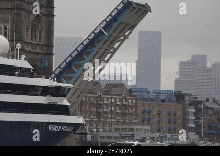 01 octobre 2024, Tower Bridge, London Tower Bridge ouvre pour Liner Tower Bridge est levé pour laisser passer Cruise Liner World Voyager. Crédit photo : Roland Ravenhill/Alamy Banque D'Images