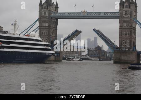 01 octobre 2024, Tower Bridge, London Tower Bridge ouvre pour Liner Tower Bridge est levé pour laisser passer Cruise Liner World Voyager. Crédit photo : Roland Ravenhill/Alamy Banque D'Images