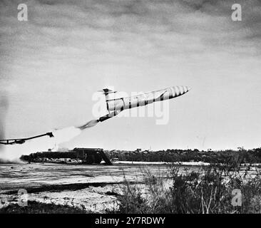 ARME TACTIQUE SOL-À-SOL. 24.I.54. Photos I.N.P. Le B-61 Martin Matador, la première arme tactique sol-sol réussie de l'US Air Force, montré lancé au Centre d'essai de missiles de l'Air Force, Cocoa, Floride, sera l'arme utilisée par les premiers escadrons de bombardiers sans pilote jamais déployés en sol étranger. L’U.S.A.F. vient d’annoncer que deux escadrons qui s’entraînaient à Cocoa seront expédiés cette année en Allemagne dans le cadre de la défense de l’OTAN, ajoutant une nouvelle arme contre la menace d’une attaque communiste. I/W/74094. PHOTOS D'ACTUALITÉS INTERNATIONALES. Banque D'Images