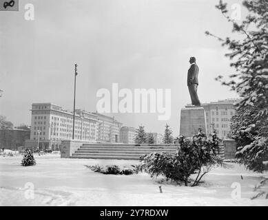 BERLIN-EST SE PRÉPARE POUR LA CONFÉRENCE BIG FOUR 1.24.54. Les visiteurs officiels du secteur soviétique de Berlin sont poussés vers le bas de la «vitrine» Stalinallee, mais ne voient pas la destruction toujours pas réparée dans le reste du secteur. I.N.P. photo Shows : une statue de Staline regarde sur la rangée d'immeubles d'appartements d'après-guerre sur Stalinallee dans le secteur soviétique de Berlin, la pièce maîtresse où toute la reconstruction du secteur russe a été concentrée. Actualités internationales photo de Joe Waldorf. Banque D'Images