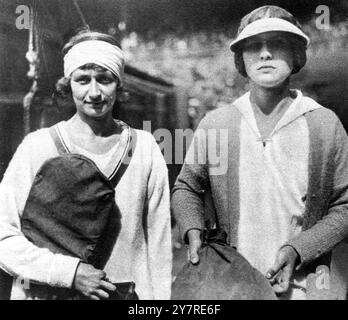 PORTEURS DE PELOUSE TENNIS BLUE RIBANDS : FINALISTES DES CHAMPIONNATS DE WIMBLEDON 1924Les gagnantes des doubles féminins : Miss Helen Wills et Mrs Hazel Wightman, USA, elles ont battu Phyllis Covell et Kitty McKane, GB 6-4 12 juillet 1924 Banque D'Images