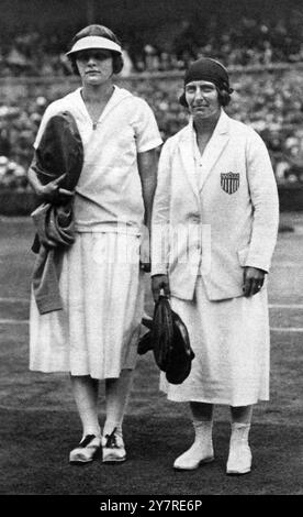 PORTEURS DE PELOUSE TENNIS BLUE RIBANDS : FINALISTES DES CHAMPIONNATS DE WIMBLEDON 1924Les gagnantes des doubles féminins : Miss Helen Wills et Mrs Hazel Wightman, USA, elles ont battu Phyllis Covell et Kitty McKane, GB 6-4 12 juillet 1924 Banque D'Images