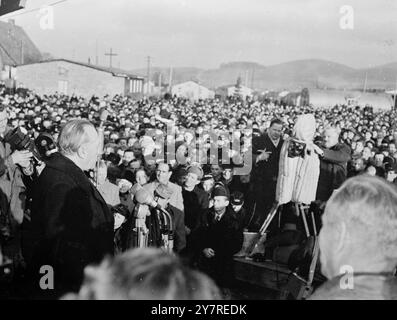 LE CHANCELIER ADENAUER ACCUEILLE LES ALLEMANDS DE RETOUR 7,1.54. Le chancelier ouest-allemand Konrad Adenauer s’adresse à certains prisonniers allemands récemment libérés de Russie lors de sa visite au camp de transit de Friedland où les hommes sont accueillis. 133/PJ/73697 nouvelles internationales photos. Banque D'Images