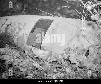 L'AVION DE TRANSPORT R.A.F. S'ÉCRASE DANS LA NEIGE TRANSPORTANT L'ÉQUIPE DE RUGBY. Un avion de transport de la RAF Valetta a décollé cet après-midi de Bovingdon, Herts, pour retourner à sa base à Thorney Island. Outre l'équipage, il y avait des membres d'une équipe de rugby de la RAF à bord. L'avion s'est écrasé quelques minutes après le décollage à Toms Hill, Ashridge Park, Tring, Hertfordshire. Bientôt, des équipes de secours et des ambulanciers étaient sur les lieux et ont récupéré deux hommes grièvement blessés, huit corps, et fouillaient fiévreusement les débris pour trouver six hommes soupçonnés d'être piégés. La RAF a radié l'avion comme une épave complète. Neige et h Banque D'Images