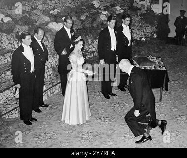 VISITE ROYALE. 5,1.54. EXPOSITIONS DE PHOTOS DE l'I.N.P. : la Reine a tenu une investiture à l'hôtel de ville d'Auckland. Il y a eu quelque 60 récipiendaires de prix, et de nombreux membres des forces armées néo-zélandaises ont été décorés pour leur service en Corée. Cette photo montre sa Majesté doublant Sir William Goodfellow de la manière traditionnelle. Pool/Timez /gd@73558. Photos d'actualités internationales. Banque D'Images