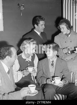 'Master and Miss America' prennent le thé avec la star de 'Guys and Dolls' au Colisée. Deux enfants, un garçon et une fille, ont récemment remporté un concours de télévision en Amérique et le prix était une visite de quatre jours à Londres pour voir les sites et aussi pour assister à l'exposition des écoliers. Ils sont arrivés à Londres cet après-midi et sont immédiatement allés aux studios de télévision à Lime Grove pour répéter leur apparition dans 'Teleclub'. Ensuite, ils sont allés au London Coliseum Theatre où ils ont pris le thé avec les stars de la comédie musicale actuelle 'Guys and Dolls', Miss Vivian Blaine, Edmund Hockridge et Tony Banque D'Images