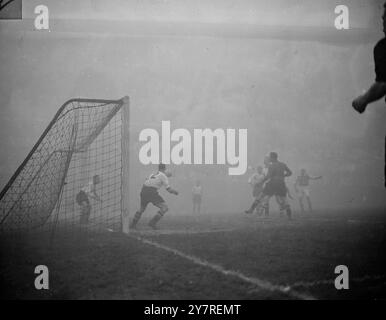 OG arrête de jouer au stade Arsenal. Après que l'Arsenal ait pris une avance de trois buts contre l'Aston Villa au stade de l'Arsenal, le brouillard s'est abaissé et a arrêté le jeu. Arsenal rencontre Villa à la F.A. Cup samedi prochain. La photo I.N.P. montre le troisième but d'Arsenal marqué par Lawton, que l'on peut voir à l'extrême gauche droite de la photo tandis que le but est défendu par Vinall et Lynn (n°2), les Villa Backs. Photo de J. Waldorf. EM/73580. Photos d'actualités internationales. Banque D'Images