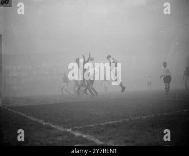 Le brouillard arrête de jouer au stade Arsenal. 2,1.54. Après qu'Arsenal ait pris une avance de trois buts contre l'équipe d'Aston Villa au stade d'Arsenal, le brouillard s'est abaissé et a arrêté le jeu. Arsenal rencontre Aston Villa lors de la F.A. Cup samedi prochain. La photo de I.N.P. montre Holton, attaquant du centre d'Arsenal, en tête du premier but d'Arsenal devant Jones, le gardien de but d'Aston Villa, avant que le match ne soit arrêté. Photo de J. Waldorf. EM/73578. Photos d'actualités internationales. Banque D'Images