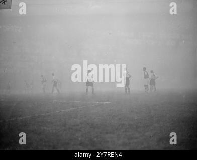 Le brouillard arrête de jouer à l'Arsenal Stadium. 2,1.54. Après qu'Arsenal ait pris une avance de 8-3 contre l'équipe Aston Villa à l'Arsenal Stadium, le brouillard s'est abaissé et a arrêté le match. Arsenal rencontre Villa à la F.A. Cup samedi prochain. I.N.P. photo shows : où est le ballon ? Les joueurs de gauche à droite : Moss, Lynn (les deux Villa), Holton (Arsenal), et Baxter de la Villa semblent être à la recherche du ballon dans le brouillard. Photo de J. Waldorf. EM/International News photos. 73581.A. Banque D'Images