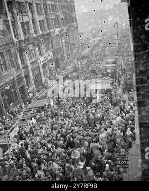 Des milliers de personnes se rendent à Petticoat Lane dans la ruée de shopping de dernière minute le 20.12.53. I.N.P. photo montre la scène dans Middlesex Street, Petticoat Lane de Londres aujourd'hui alors que des milliers de personnes de toute l'Angleterre y sont allées pour passer le dernier dimanche avant Noël à chercher des cadeaux d'affaires. 359/Comm/gd/73393. Photos d'actualités internationales. Banque D'Images