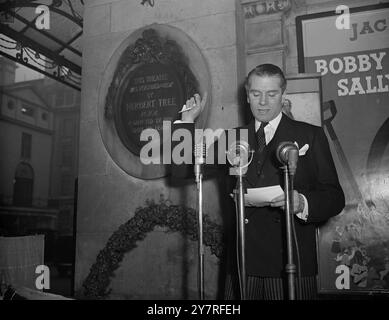 Sir Laurence rend hommage à Tree. 17.12.53. L’acteur Sir Laurence Olivier a rendu un hommage public à la mémoire de l’acteur-manager Sir Herbert Beerbohm Tree au Haymarket, à Londres, ce matin, à l’occasion du centenaire de sa naissance. Sir Laurence a placé une couronne de fleurs près de la plaque au Her Majesty's Theatre commémorant son ouverture par Tree en 1897. Sir Herbert est décédé en 1917, à l'âge de 63 ans. La photo de l'I.N.P. montre Sir Laurence Olivier du doigt la plaque commémorative lors de son discours en l'honneur de Sir Herbert Beerbohm Tree ce matin. Photo de Joe Waldorf PJ/73347 International News photos. Banque D'Images