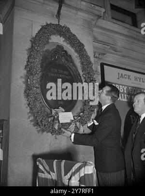 Sir Laurence rend hommage à Tree. Le 17 décembre 1953, l'acteur Sir Laurence Olivier a rendu un hommage public à la mémoire de l'acteur-manager Sir Herbert Beerbohm Tree au Haymarket, à Londres, ce matin, à l'occasion du centenaire de sa naissance. Sir Laurence a placé une couronne de fleurs près de la plaque au Her Majesty's Theatre commémorant son ouverture par Tree en 1897. Sir Herbert est décédé en 1917, à l'âge de 63 ans. Une photo d'International News photos montre Sir Laurence en place. Photo de Joe Waldorf. PJ/73348. Banque D'Images