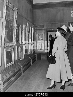 La princesse voit son portrait. En 1.12.53, la reine Elizabeth la reine mère, la princesse Margaret et la duchesse de Kent visitent l'exposition de la Royal Society of Portrait Painters aux Royal Institute Galleries, Piccadilly, Londres. La photo de l'INP montre la princesse Margaret regardant le portrait d'elle-même peint par Simon Elwes, R.P. Banque D'Images