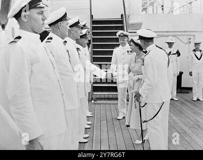 Photo par radio. Queen embarque sur le gothique. S.M. la Reine et S.A.R. le duc d'Édimbourg sont montés hier à bord du paquebot Gothic de 15 902 tonnes à Kingston Harbour, en Jamaïque, et ont navigué vers le canal de Panama et les îles Fidji pour la prochaine étape de leur tournée du Commonwealth. La photo de P.P.C. montre les officiers du navire présentés à la Reine par le vice-amiral Abel Smith. JW/72920 publié par Press photo combine. Photo par radio. Frais de reproduction : London Eeves et Dailies £12,12,0, provinces £6,6,0. Banque D'Images