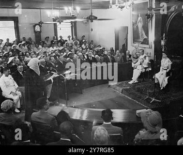 Queen embarque sur le gothique. 28.11.53. (Photo de Radio) S.M. la Reine et S.A.R. le duc d'Édimbourg sont montés à bord du paquebot Gothic de 15 902 tonnes à Kingston Harbour, en Jamaïque, hier, et ont navigué vers le canal de Panama et les îles Fidji pour la prochaine étape de la tournée du Commonwealth. P.P.C. photo montre la reine et le duc d'Édimbourg vus alors qu'ils arrivaient aux côtés du gothique dans la barge royale, avant leur départ de la Jamaïque hier, 72936/gd International News photos. Frais de reproduction London soir et quotidiens 12 gns provinciaux 6 gns. Banque D'Images