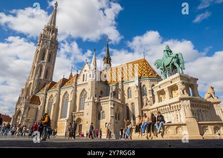 Budapest, Hongrie- septembre 25 2024 : église gothique Matthias à Budapest, avec ses tuiles colorées sur le toit de la colline du château, visitée par les touristes Banque D'Images
