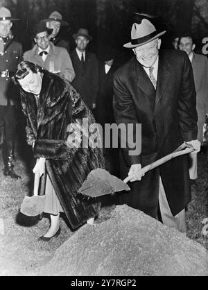 Les dirigeants grecs visitent une colonie de cinéma. Le 2 mai 1953, à Hollywood, en Californie, le roi Paul et la reine Frederika de Grèce (à gauche) sont accueillis aux Paramount Studios à Hollywood, avec une fête impressionnante peu après leur arrivée à Los Angeles. Le couple royal est intéressé à voir comment les films sont faits. Un énorme « gâteau de bienvenue » se trouve sur une table au premier plan, et debout à côté des monarques en visite se trouvent des stars de l'écran de gauche à droite : Vera-Ellen, Danny Kaye et Rosemary Clooney. Photos d'actualités internationales. Banque D'Images