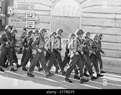 Manifestations de Trieste. INP photo montre : les troupes britanniques se déplacent dans des pelotons, prenant en charge les fonctions de police civile à Trieste, le 7 novembre. 3/gd/72437. Photos d'actualités internationales. Banque D'Images