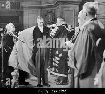 Photo par radio. Duke est installé chancelier de l'Université 4.11.53. S.A.R. le duc d'Édimbourg a été installé comme chancelier de l'Université d'Édimbourg lors d'une cérémonie au McEwan Hall ce matin. Le duc a ensuite conféré le grade de docteur honoraire en droit à Mr Kurt Hahn, qui était son directeur à l'école Gordonstoun, Elgin. I.N.P. photo montre que le duc est aidé dans sa robe lors de la cérémonie d'installation. 60/PJ/72363 nouvelles internationales photos. Photo par radio. Tarif : quotidiens et soirées £6 6s 0d provinciaux £3 15 7d. Banque D'Images