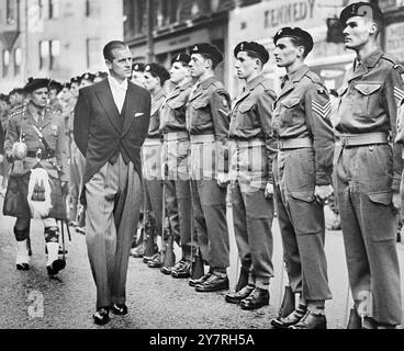 Photo par radio. Duke arrive pour être installé en tant que chancelier de l'Université d'Édimbourg. Le 4 novembre 1953, S.A.R. le duc d'Édimbourg a été installé comme chancelier de l'Université d'Édimbourg lors d'une cérémonie au McEwan Hall ce matin. Le duc a ensuite conféré le grade de docteur honoraire en droit à Mr Kurt Hahn, qui était son directeur à l'école Gordonstoun, Elgin. La photo de l'I.N.P. montre que le duc d'Édimbourg inspecte la Garde d'honneur à l'extérieur du McEwan Hall. 60/SPECIAL/PJ/72362 nouvelles internationales photos. Photo par radio. Tarif : quotidiens et soirées £6 6s 0d, provincial £3 15 7d. Banque D'Images