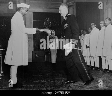 L'ambassadeur soviétique présente ses lettres de créance au président indien 5.11.53 la photo INP montre le nouvel ambassadeur soviétique en Inde, M. M. A. Menshikov, présentant ses lettres de créance au président, Dr Prasad, à Rashtrapati Bhavan, New Delhi, lundi dernier. 136/PJ/72375 nouvelles internationales photos. Banque D'Images