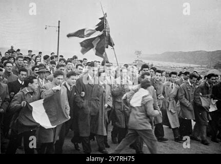 Célébrations et émeutes à Trieste 6.11.53 : trois personnes, dont un écolier, ont été tuées et plusieurs blessées au cours de deux jours d'émeutes dans la ville de Trieste. La police ouvrit le feu pour disperser les foules en colère, et les troupes britanniques et américaines se déplacèrent dans des positions clés. INP photo montre une des manifestations, pour célébrer le 35ème anniversaire de l'entrée des troupes italiennes dans la ville le 3 novembre 1918. 3/PJ/72405 nouvelles internationales photos. Banque D'Images