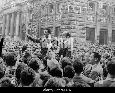 Émeutes anti-américaines, anti-britanniques à Rome. Photos de l'INP : la foule porte les députés fascistes Roberto Mioville (à gauche) et Giorgio Almirante (à droite) à la hauteur des épaules lors des manifestations anti-britanniques et anti-américaines à Rome contre la fusillade des Italiens lors des émeutes de Trieste le 6 novembre 1953. 3/gd/72427. Photos d'actualités internationales. Banque D'Images