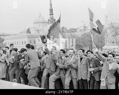 Manifestations à Rome. INP photo Shows : démonstration d'étudiants devant la tombe du guerrier inconnu italien à Rome lors de manifestations contre les États-Unis et les Britanniques sur les meurtres de Trieste. Rome, le 6 novembre. 3/gd/72433. Photos d'actualités internationales. Banque D'Images