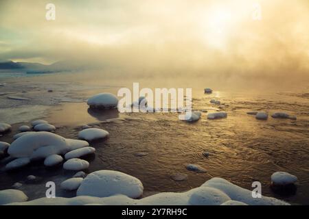 Brouillard d'hiver du matin sur la rivière Biya, Altaï, Russie Banque D'Images