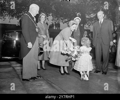 PRINCESS MARGARET OUVRE DE NOUVEAUX APPARTEMENTS À LONDRES. 22.10.53 cet après-midi S.A.R. la Princesse Margaret a ouvert de nouveaux appartements à Tachbrook Estate, Westminster. PHOTOS : la princesse Margaret reçoit un bouquet à son arrivée pour ouvrir les nouveaux appartements par Christine Phillips, 4 ans. Photo de J.J. Davies / INP Banque D'Images