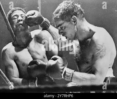 OLSON REMPORTE LE TITRE MONDIAL DES POIDS MOYENS AU 22.10.53. L'américain Carl 'Bobo' Olson a devancé le britannique Randolph Turpin pour remporter le championnat du monde incontesté de boxe poids moyens au Madison Square Garden, New York, hier soir. Auparavant, chaque homme avait été reconnu dans son propre pays comme champion du monde. Photo I.N.P. montre que Turpin bloque à gauche d'Olson, l'américain atterrit à droite de son visage. Photos d'actualités internationales Banque D'Images