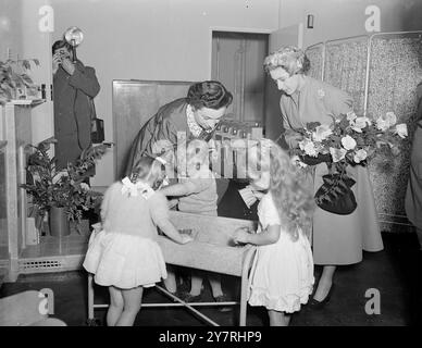 PRINCESS MARGARET OUVRE DE NOUVEAUX APPARTEMENTS 22.10.53. S.A.R. la Princesse Margaret a ouvert cet après-midi trois nouveaux blocs d'appartements sur le domaine Tachbrook, Westminster, Londres. Elle a été accueillie par le maire et maire de Westminster et Sir John Wrigley, vice-président du Westminster Housing Trust. La photo montre la princesse Margaret regardant de jeunes enfants jouer dans la pépinière du domaine. Photo de Jack Davies / INP. Banque D'Images