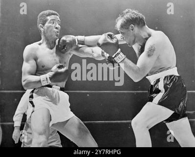 OLSON REMPORTE LE TITRE MONDIAL DES POIDS MOYENS AU 22.10.53. L'américain Carl 'Bobo' Olson a devancé le britannique Randolph Turpin pour remporter le championnat du monde incontesté de boxe poids moyens au Madison Square Garden, New York, hier soir. Auparavant, chaque homme avait été reconnu dans son propre pays comme champion du monde. Banque D'Images